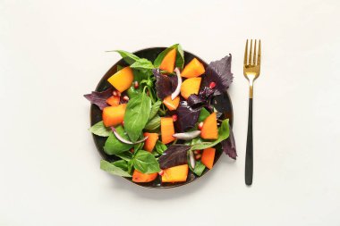 Bir tabak lezzetli salata, hurma, nar tohumu ve beyaz arka planda soğan.