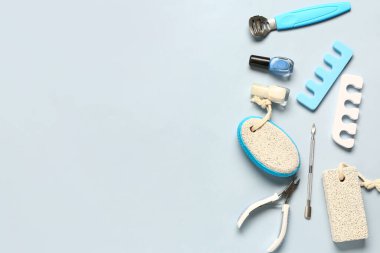 Gri arka planda tırnak cilası olan pedikür için profesyonel araç seti