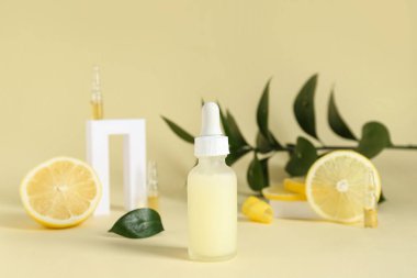 Açık sarı zemin üzerinde C vitamini içeren kompozisyon