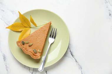 Beyaz mermer arka planda lezzetli bir kabak turtası tabağı.