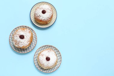 Hanuka kutlaması için tatlı çöreklerle dolu tabaklar.