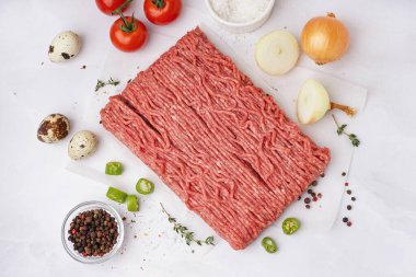 Beyaz arka planda baharatlı taze kıyma.
