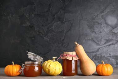 Gri masada tatlı balkabağı reçeli kavanozları