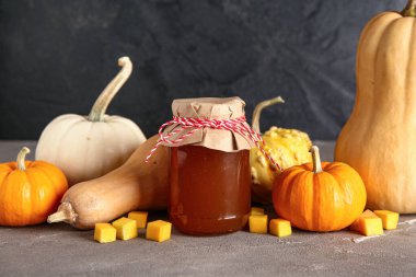 Gri masada bal kabağı reçeli kavanozu