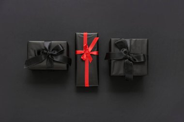 Karanlık arka planda hediye kutuları. Kara Cuma