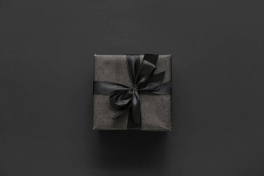 Arkaplandaki hediye kutusu. Kara Cuma