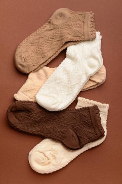 Kahverengi arka planda farklı temel renk çoraplar