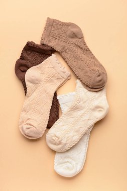 Bej arka planda farklı temel renk çoraplar