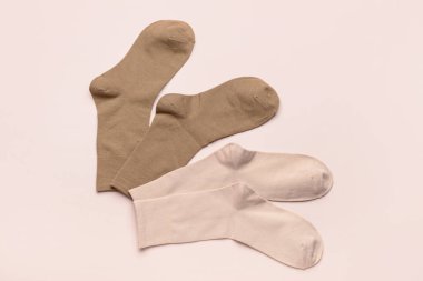 Bej arka planda temel renk çorapları