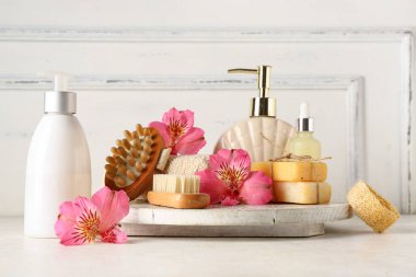 Beyaz arkaplanda orkide çiçekleri olan güzel bir spa kompozisyonu