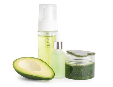 Kozmetik ürünler seti, guasha masaj aracı ve beyaz arka planda avokado