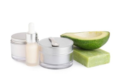 Beyaz arkaplanda kozmetik ürünler ve avokado seti