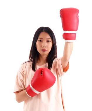 Kadın Asyalı boksör beyaza izole edilmiş.