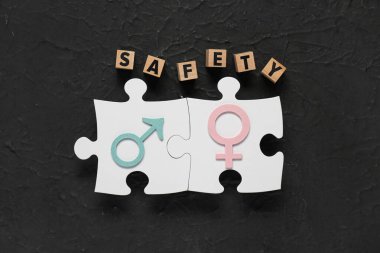 Kadın, erkek sembolleri ve koyu grunge arka planında 