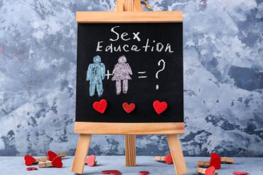Çift figürleri çizilmiş yazı tahtası ve grunge arkaplan üzerinde SEX EĞİTİTİM