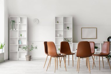 Grup terapisi için sandalyeleri olan bir psikolog ofisi.