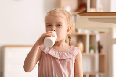 Sevimli küçük kız evde yoğurt içme