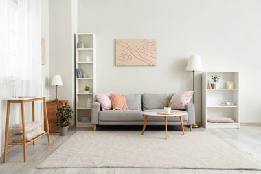 Yumuşak kanepesi ve sehpası olan şık bir oturma odası.