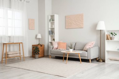 Yumuşak kanepesi ve sehpası olan şık bir oturma odası.