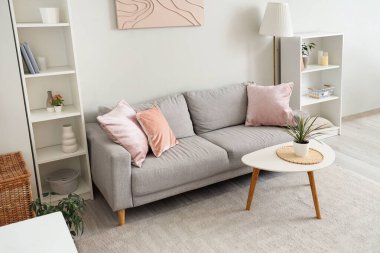 Yumuşak kanepesi ve sehpası olan şık bir oturma odası.