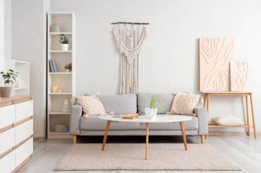 Oturma odasında masası olan şık bir kanepe.