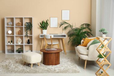 Beyaz kanepeli aydınlık oturma odası, raf ünitesi, işyeri ve perdeleri.