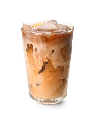 Beyaz arkaplanda bir bardak buzlu latte