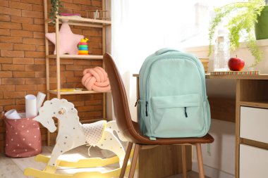 Çocuk odasında sırt çantası.