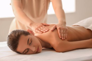 genç kadın masaj spa salonda geri alma