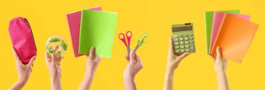 Sarı arka planda okul malzemeleri olan bir sürü el.