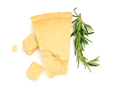 Beyaz arka planda biberiyeli Parmesan peyniri parçaları.