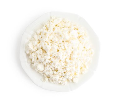 Beyaz arka planda lezzetli süzme peynir tabağı