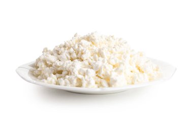 Beyaz arka planda lezzetli süzme peynir tabağı