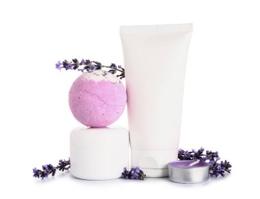 Beyaz arkaplanda kozmetik ürünleri, mum ve lavanta çiçekleri bulunan kompozisyon