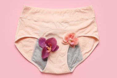 Dönem külotlu kompozisyon ve pembe arka planda güzel çiçekler