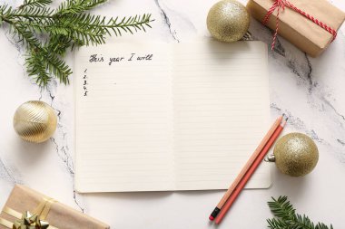 Boş yapılacaklar listesi ve beyaz grunge arkaplanı üzerine Noel dekoruna sahip bir defter