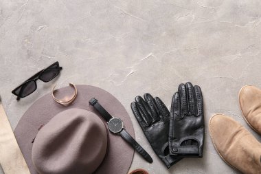 Arkaplanda siyah deri eldivenli şık kadın aksesuarları.