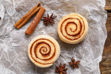 Pişmemiş tarçınlı rulo.