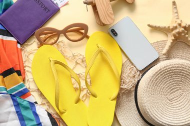 Şık plaj aksesuarları, modern cep telefonu ve pasaport renkleri, yakın plan.