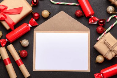 Zarflı boş kağıt, Noel süsü ve siyah grunge arka planda hediyeler. Noel Baba 'ya mektup
