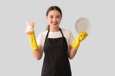 Plakası ve süngeri olan genç bir kadın.