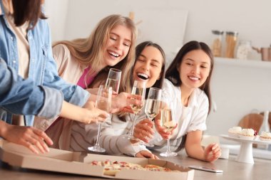 Şampanyalı ve lezzetli pizzalı genç kadınlar mutfaktaki Hen Party 'de