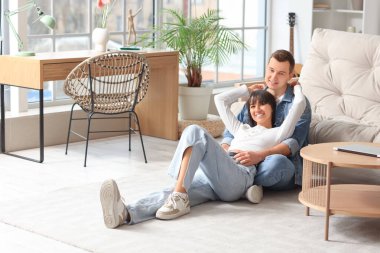 aşık birlikte evde oturan genç Çift