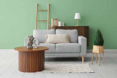 Oturma odasında rahat bir kanepe ve kahve masası.