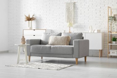 Oturma odasında çekmeceleri olan rahat bir kanepe.