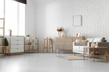 Yumuşak kanepesi ve geniş penceresi olan modern oturma odası.