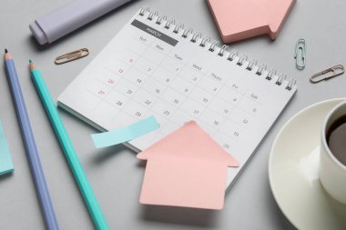 Gri arkaplanda ofis kırtasiyesiyle takvim