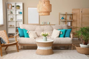 Rahat kanepesi, sehpası, koltuğu ve lambası olan güzel bir oturma odası.