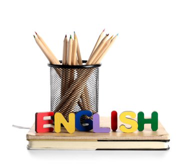 Beyaz arkaplanda izole edilmiş kırtasiye malzemesi olan ahşap harflerden oluşan metin Öğret İngilizce