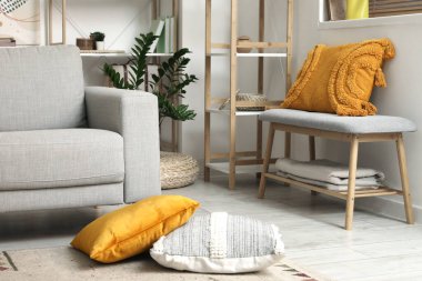 Kanepesi ve yumuşak bankı olan rahat bir oturma odası.